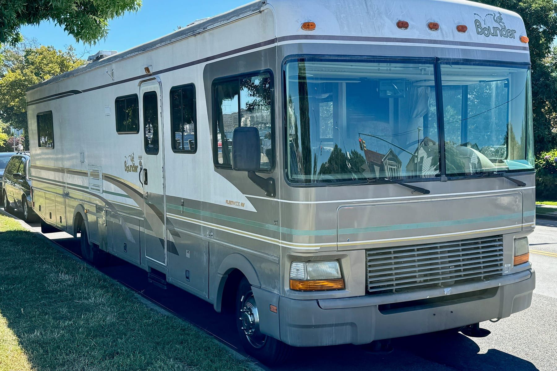 Front three-quarter view of a 2000 Fleetwood Bounder motorhome parked on grass.